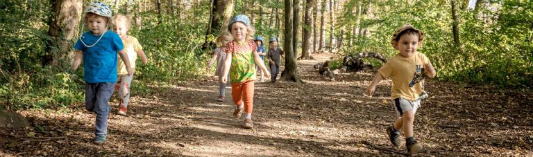 kinder-laufen-im-wald.jpg