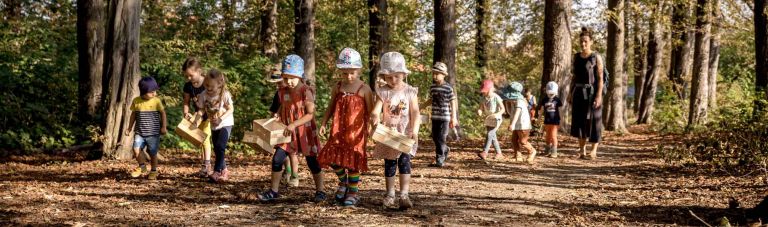Kinder im Wald mit Körben