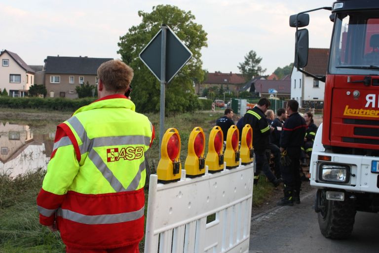 Einsatzkräfte sind in ostthüringischen Hochwassergebieten aktiv Einsatzkräfte sind in ostthüringischen Hochwassergebieten aktiv